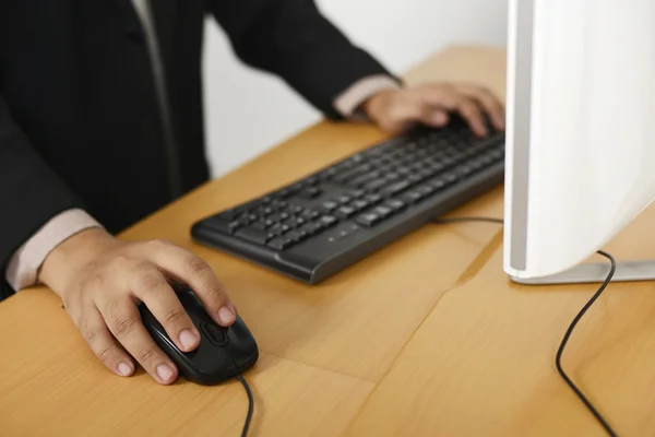 Affärsman att skriva med tangentbordet — Stockfoto