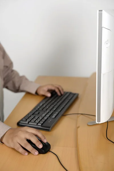 Homem de negócios digitando com teclado — Fotografia de Stock