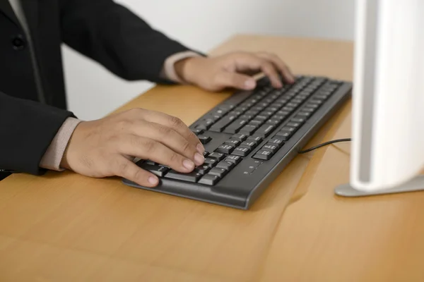 Geschäftsmann tippt mit Tastatur — Stockfoto