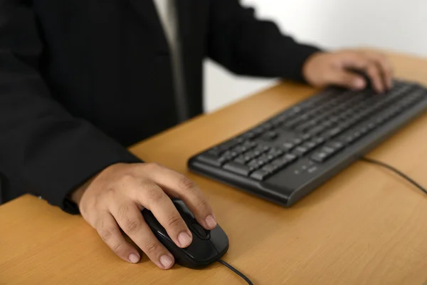 Ο άνθρωπος των επιχειρήσεων πληκτρολογώντας με πληκτρολόγιο — Φωτογραφία Αρχείου