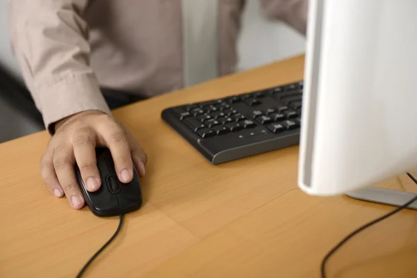 Hombre de negocios escribiendo con teclado —  Fotos de Stock