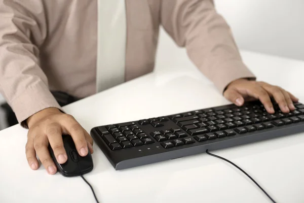 Homem de negócios digitando com teclado — Fotografia de Stock