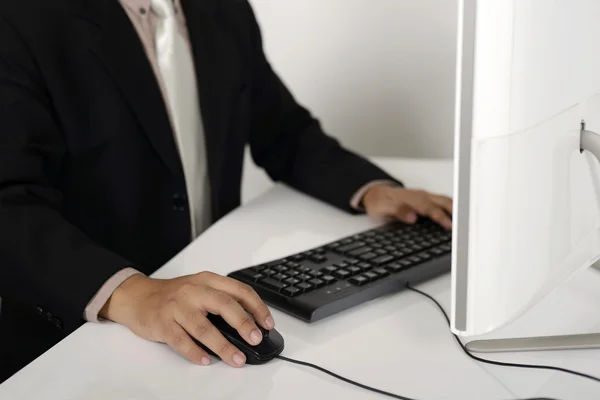 Geschäftsmann tippt — Stockfoto