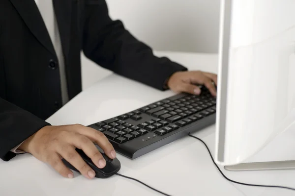 Geschäftsmann tippt — Stockfoto