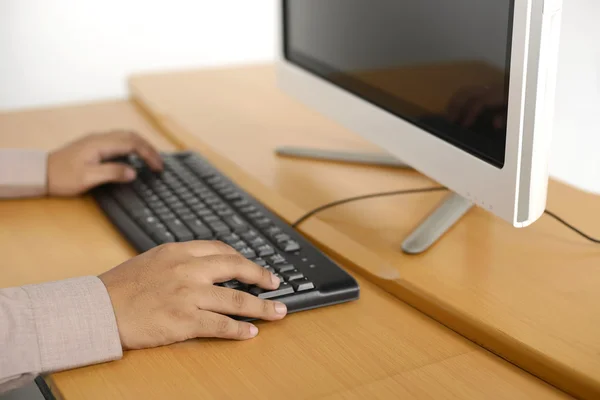 Geschäftsmann tippt — Stockfoto