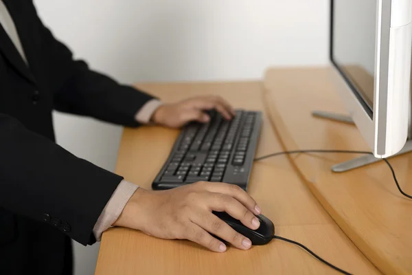 Zakenman typen met het toetsenbord — Stockfoto