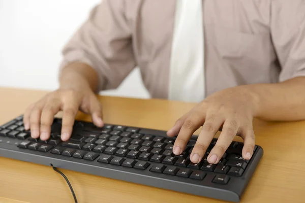 Hombre de negocios escribiendo — Foto de Stock