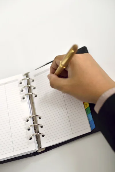 Homem de negócios escrevendo na agenda — Fotografia de Stock