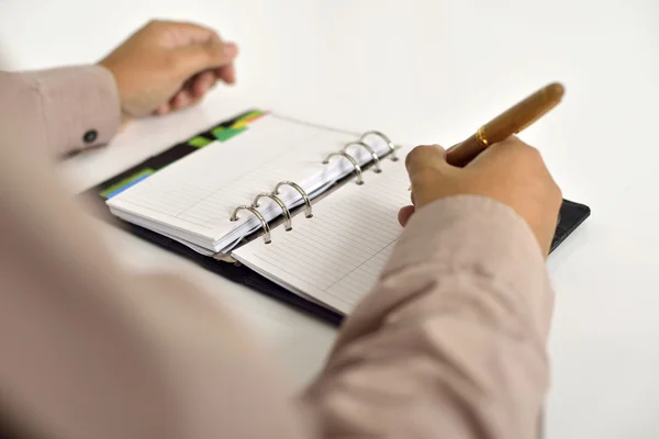 Hombre de negocios escribiendo en la agenda — Foto de Stock