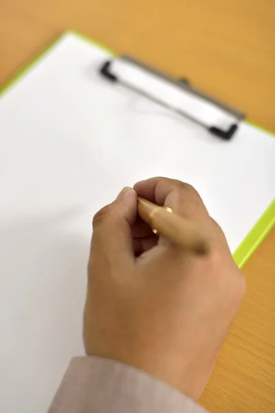 Hombre escribiendo en papel en blanco —  Fotos de Stock