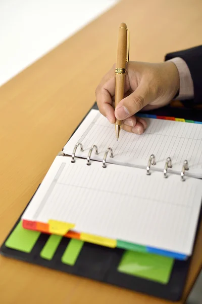 Zakenman schrijven op agenda — Stockfoto