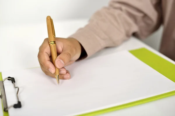 Hombre de negocios escribiendo en portapapeles —  Fotos de Stock