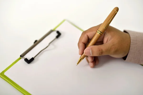 Hombre de negocios escribiendo en portapapeles — Foto de Stock