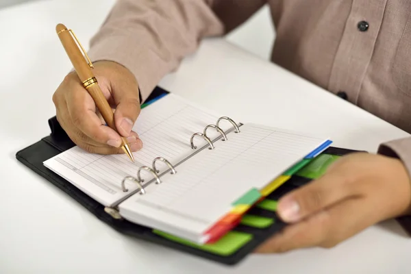 Zakenman schrijven op agenda — Stockfoto