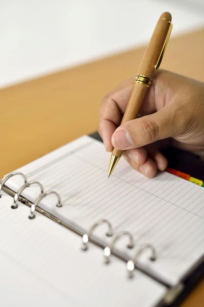 Hombre de negocios escribiendo en la agenda —  Fotos de Stock