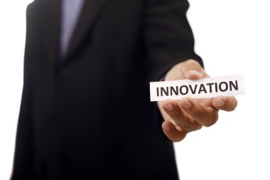 Yenilik metin ile kağıt tutan adam