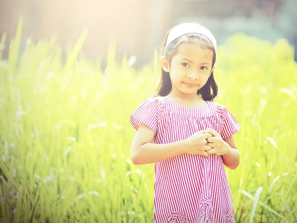 Menina feliz jogando ao ar livre — Fotografia de Stock