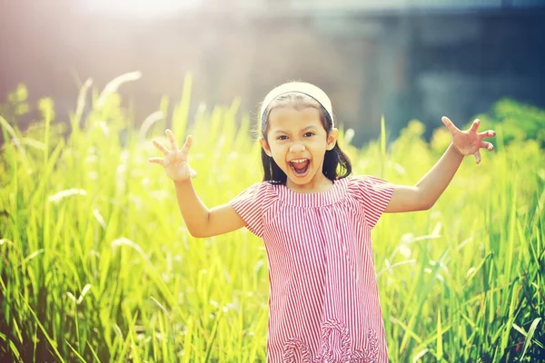 快乐的女孩玩户外 — 图库照片