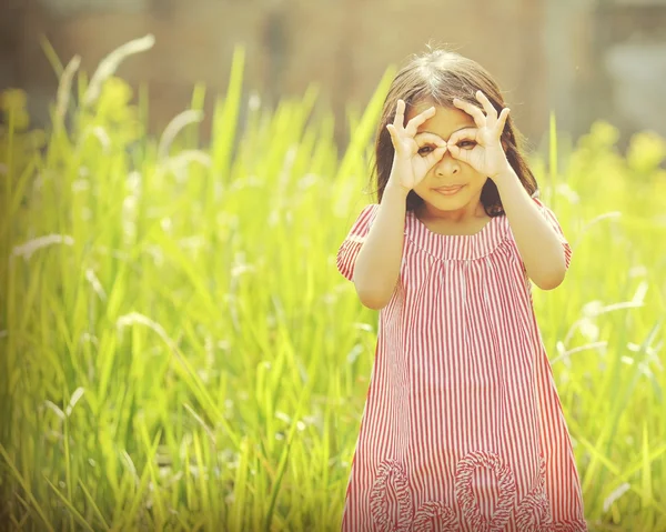 Šťastná dívka hraje venkovní — Stock fotografie