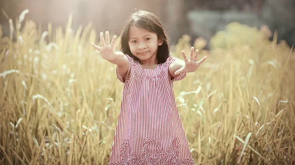 Chica feliz jugando al aire libre — Foto de Stock