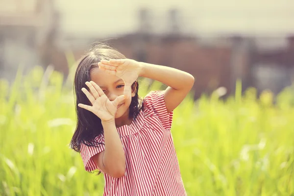 Gelukkig meisje spelen buiten — Stockfoto