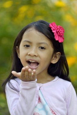 Kız dışarıda poz