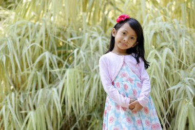 gülümseyerek mutlu küçük kız