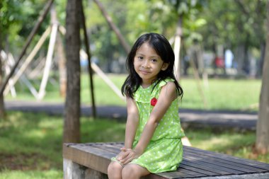 Küçük kız sittingoutside