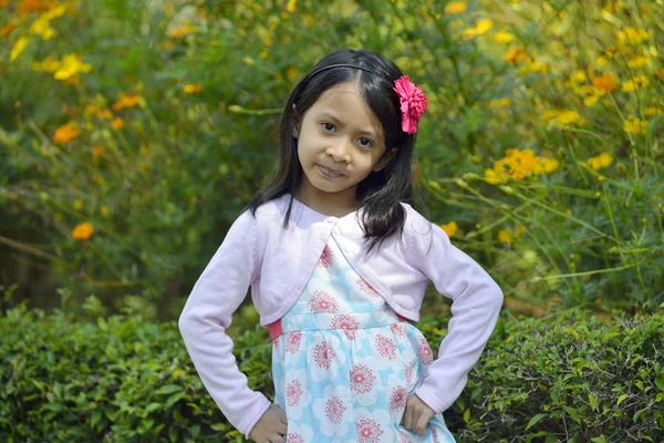 Girl posing outside — Stock Photo, Image