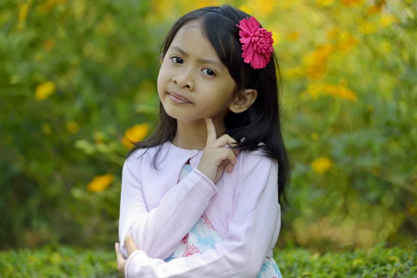 Girl posing outside — Stock Photo, Image