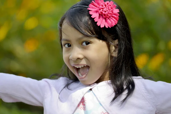 Dışında oynarken mutlu küçük kız — Stok fotoğraf