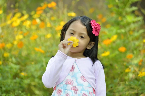 Fetiță mirosind floare — Fotografie, imagine de stoc