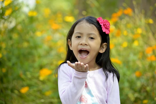 Ragazza posa fuori — Foto Stock