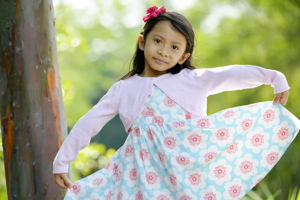 Niña jugando afuera — Foto de Stock