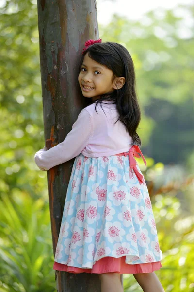 Niña abrazando árbol — Foto de Stock