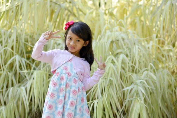 Girl showing victory signs — Stock Photo, Image