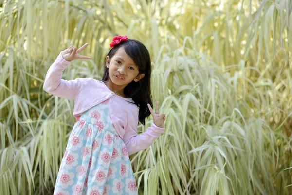 Menina mostrando sinais de vitória — Fotografia de Stock