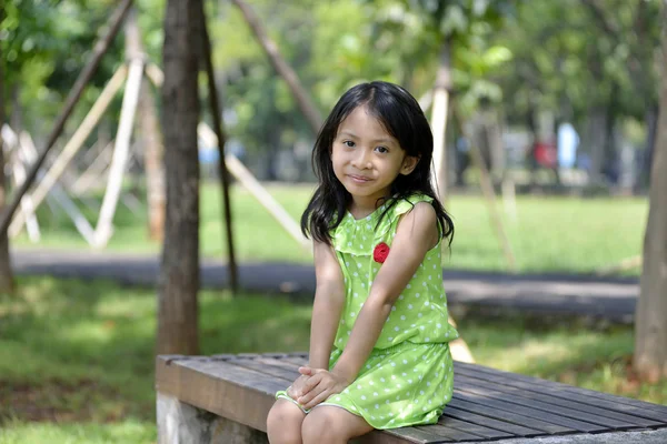 Küçük kız sittingoutside — Stok fotoğraf