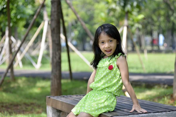 Weinig meisje sittingoutside — Stockfoto