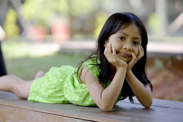 Niña feliz mintiendo —  Fotos de Stock