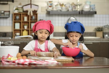 İki küçük kız pizza yapma