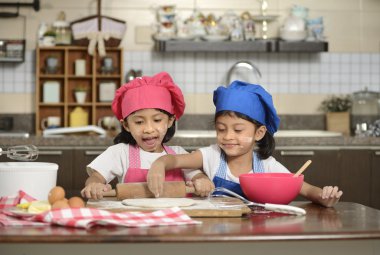 İki küçük kız pizza yapma