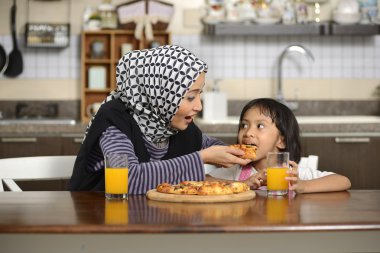 Anne ve kızı pizza yemek