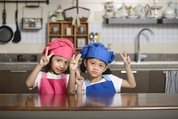 Little chefs show victory sign — Stock Photo, Image