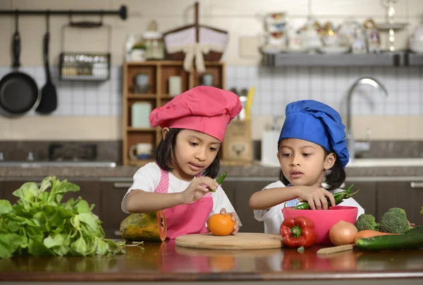 Küçük kızlar sağlıklı gıda hazırlama — Stok fotoğraf
