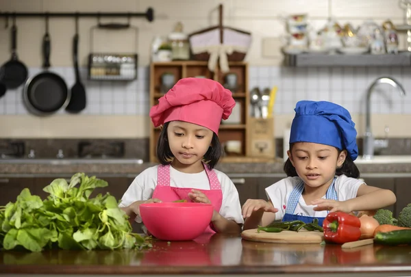 Petites filles préparant des aliments sains — Photo