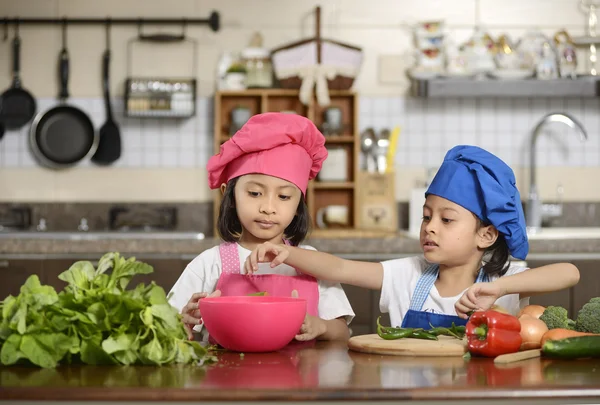 Petites filles préparant des aliments sains — Photo