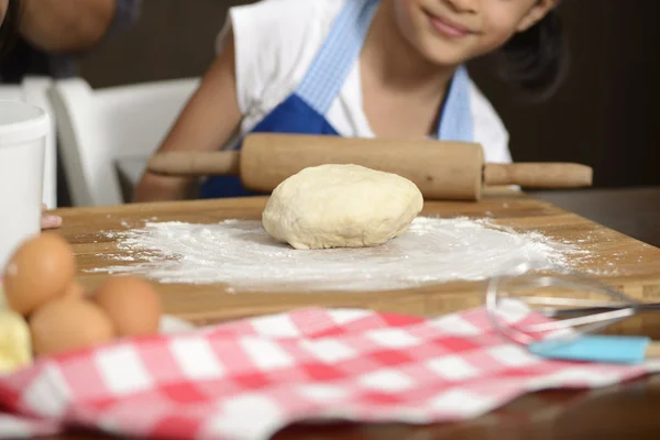 小さな女の子が生地を作って — ストック写真