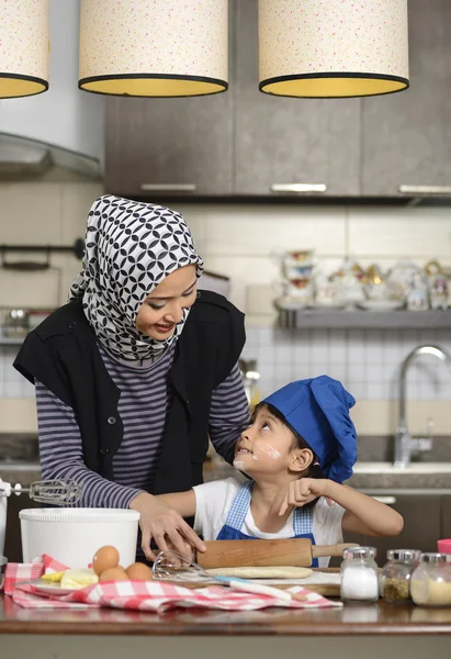 Kvinnan lära hennes dotter — Stockfoto