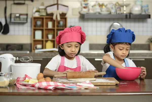 İki küçük kız pizza yapma — Stok fotoğraf